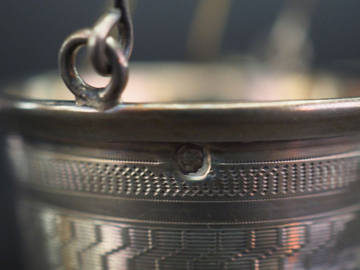 Ensemble comprenant :  - une passette à thé en argent, poinçon Minerve