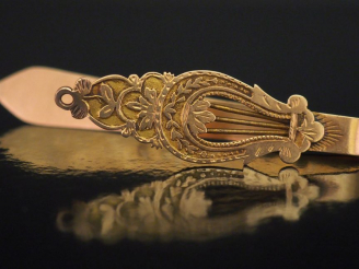 Vente aux enchères Epingle de châtelaine en vermeil, à décor d'une lyre.  Poids. 7,94 g  