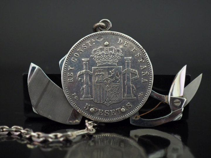 Une pièce de 5 Pesetas en argent, transformée en couteau suisse.  Poid
