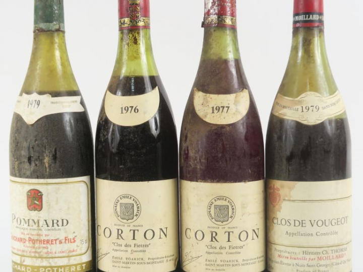 4 BOUTEILLES : 2 CORTON E. VOARICK : 1976 4 CM/1977 2,5 CM - 1 CLOS DE
