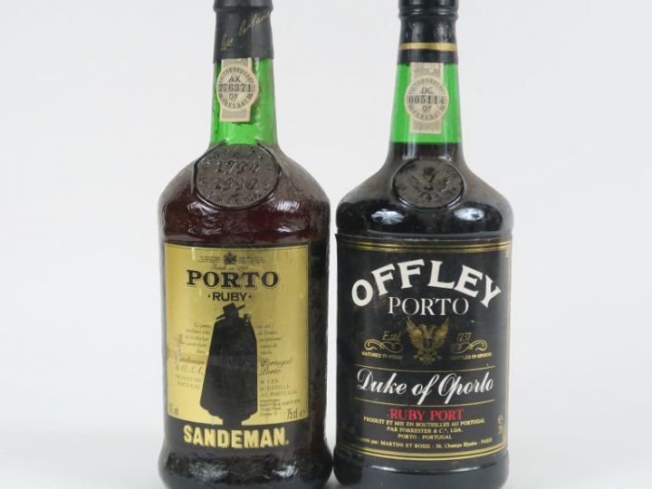2 BOUTEILLES PORTO : 1 OFFLEY 'RUBY PORT' - 1 SANDEMAN 'RUBY'