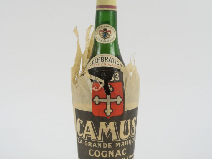1 VIEILLE BOUTEILLE COGNAC CAMUS 'CELEBRATION' - CAPS ÉTAIN