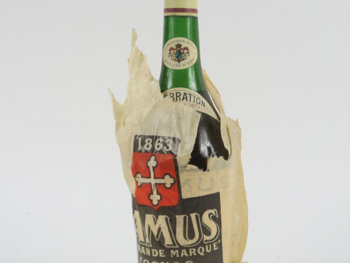 1 VIEILLE BOUTEILLE COGNAC CAMUS 'CELEBRATION' - CAPS ÉTAIN