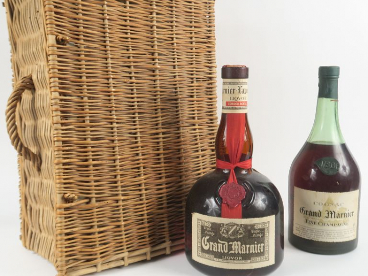 1 VIEUX COFFRET GRAND MARNIER : 1 COGNAC FINE CHAMPAGNE VSOP - 1 GRAND