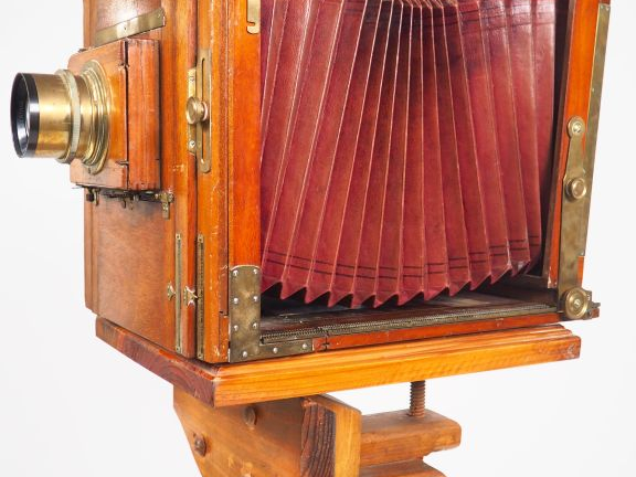 Chambre photographique en acajou à soufflet DEMARIA avec objectif BERT