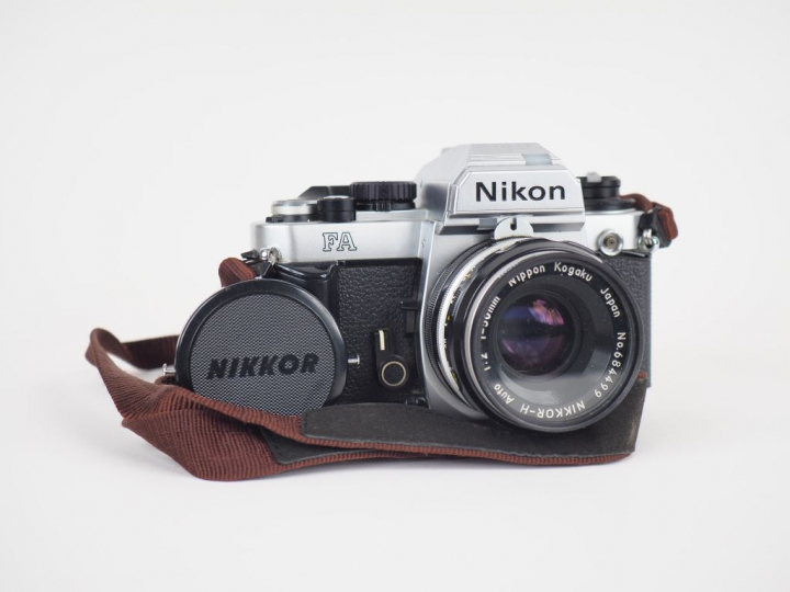 NIKON FA n°5050184. Appareil photographique avec obectif NIKKOR -H F=5