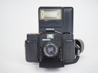 Vente aux enchères MINOX 35 GL. Appareil photographique avec sa housse et son flash.