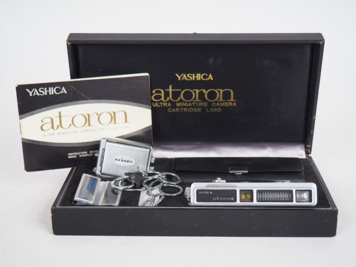 YASHICA ATORON. Appareil photographique miniature dans son coffret.