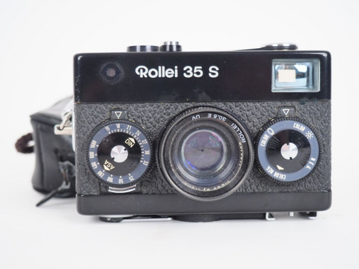 ROLLEI 35S. Appareil photographique avec sa housse.