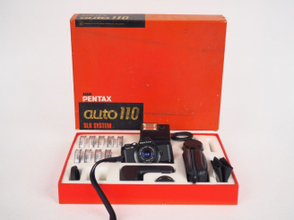 Vente aux enchères PENTAX AUTO 110. Appareil photographique miniature dans son coffret. (