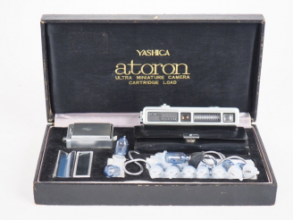 Vente aux enchères YASHICA ATORON. Appareil photographique miniature dans son coffret. (é