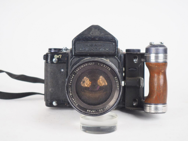 ASAHI PENTAX 6X7. Appareil photographique n°4011361 avec objectif TAKU