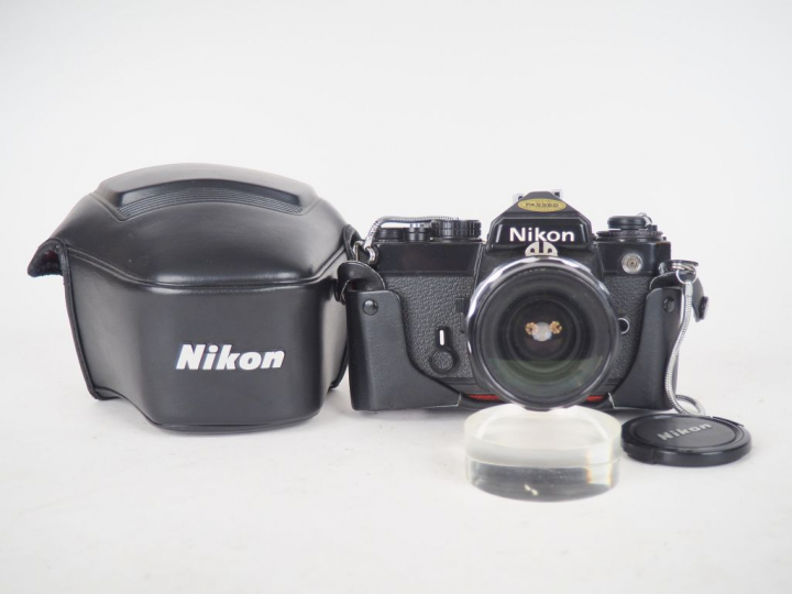 NIKON FE n°39711411. Appareil photographique avec sa housse et objecti