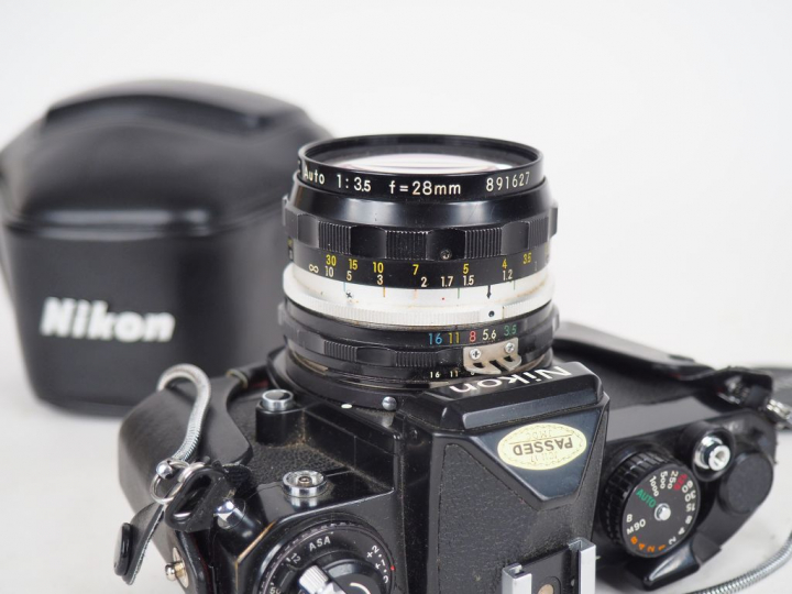 NIKON FE n°39711411. Appareil photographique avec sa housse et objecti