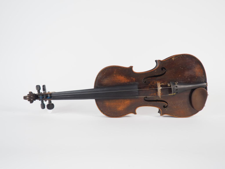 Violon fait dans l'atelier de Domine Salzard. Vers 1860. 35,6 mm. (Res