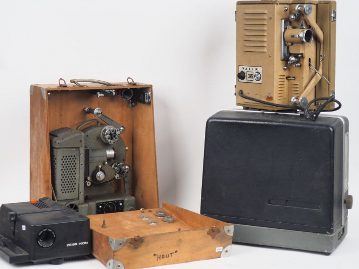Lot de quatre projecteurs : - ERCSAM VALIX - ZEISS IKON - BELL   HOWEL