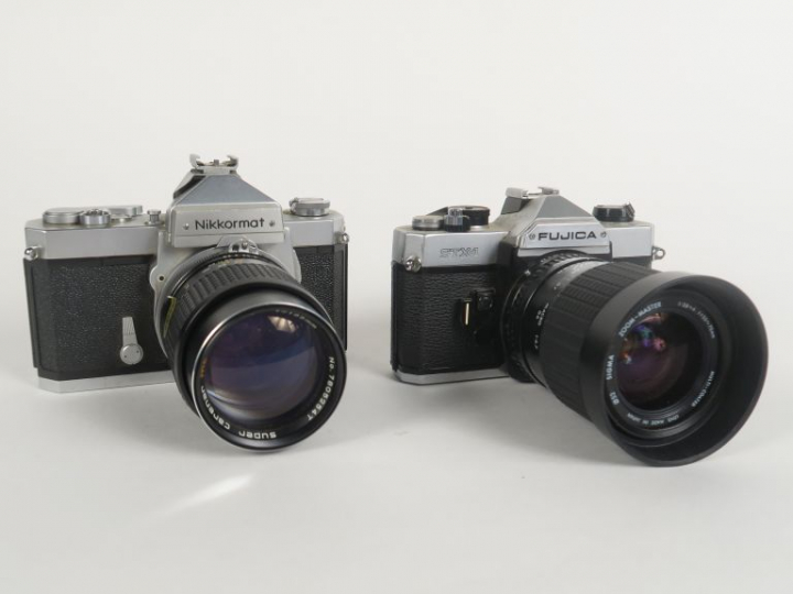 Lot de deux appareils photographiques : - FUJICA STX-1 n°3049914 avec 