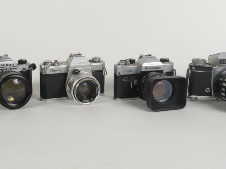 Lot de quatre appareils photographiques : - EXAKTA VAREX II B n°111822