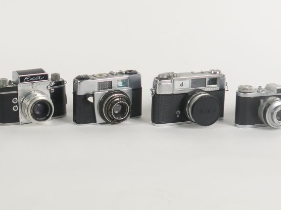 Lot de six appareils photographiques : - EXACTA n°646270 avec objectif