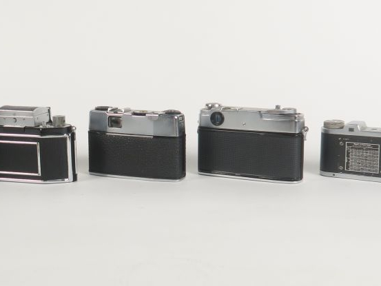 Lot de six appareils photographiques : - EXACTA n°646270 avec objectif