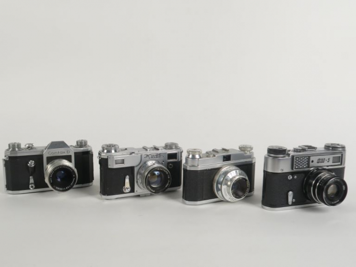 Lot de quatre appareils photographiques : - CONTAX D n°34759 avec obje