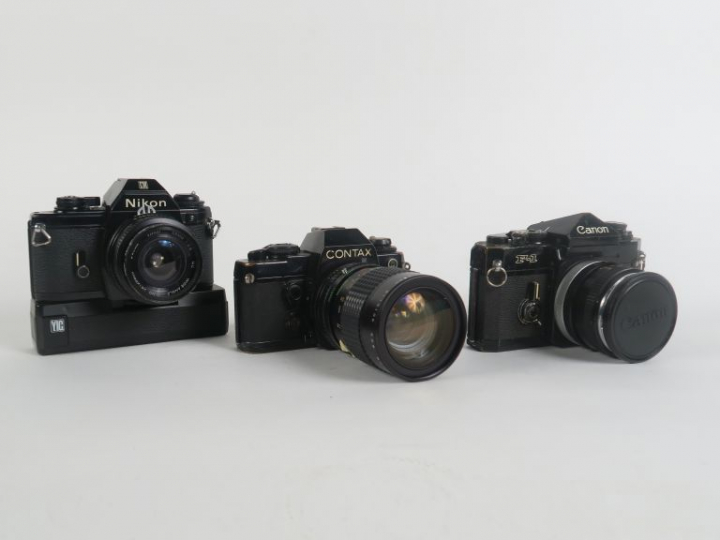 Lot de trois appareils photographiques : - NIKON EM n°7025920 avec obj