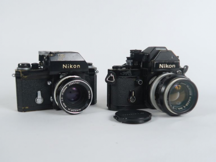 Lot de deux appareils photographiques NIKON : - F2 n°7552110 avec obje