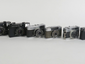Vente aux enchères Lot de six appareils photographiques : - KONICA C35 EFP - KONICA C35 -