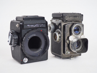Vente aux enchères Lot de deux appareils photographiques : - YASHICA 635 n°ST2051004 (éta