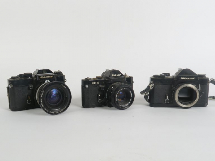Lor de trois appareils photographiques pour pièces : - RICOH KR-5 avec