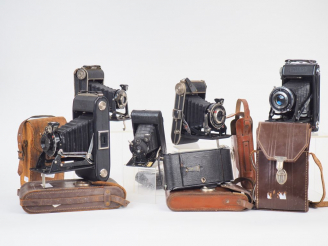 Vente aux enchères Lot de six appareils photos dans leur étui de marque DREPY, KODAK, GOE