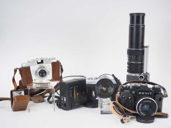 Lot de trois appareils photographiques :  - ZENITH TTL n° 81402326 ave