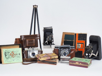 Vente aux enchères Lot de quatre apapreils photographiques : - 2 KODAK Folding dans leur 