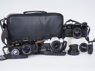 Vente aux enchères Lot de trois appareils photographiques dans une sacoche : - NIKKORMAT 