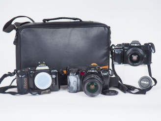 Vente aux enchères Lot de quatre appareils photographiques dans une sacoche : - MINOLTA D