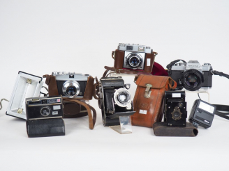 Vente aux enchères Lot de six appareils photographiques : - NIKKORMAT EL n°5486959 avec o