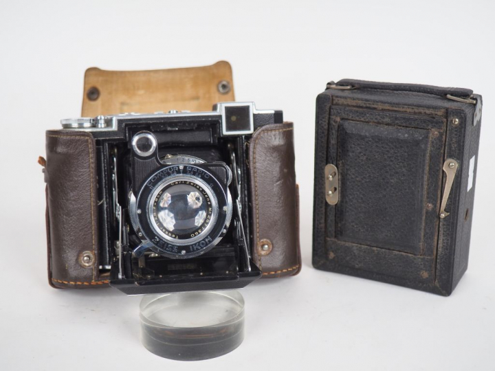 Lot de deux appareils photographiques : - ZEISS IKON SUPER IKONTA 532/