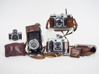 Vente aux enchères Lot de quatre appareils photographiques : - ELJY LUMIERE miniature - K