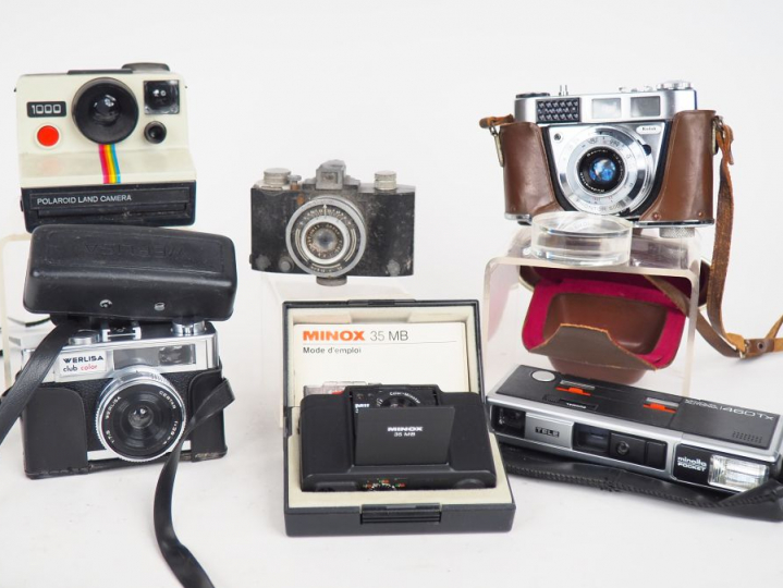 Lot comprenant six appareils photographiques :  - MINOX 35MB dans sa b