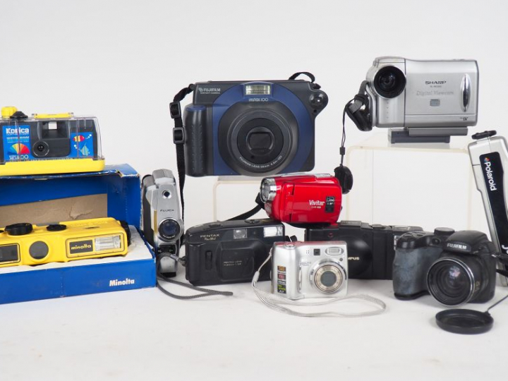 Lot comprenant onze appareils photographiques ou caméras modernes. (ét