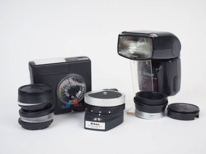 Lot de cache objectifs on y joint deux flash NIKON SPEED LIGHT (SB-25 