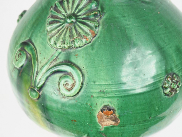 Verseuse "demoiselle" XIXème en terre vernissée. H. 40 cm (un éclat an