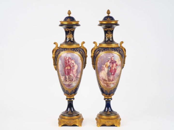 Paire de vases couverts Napoléon III de style Louis XVI en porcelaine 