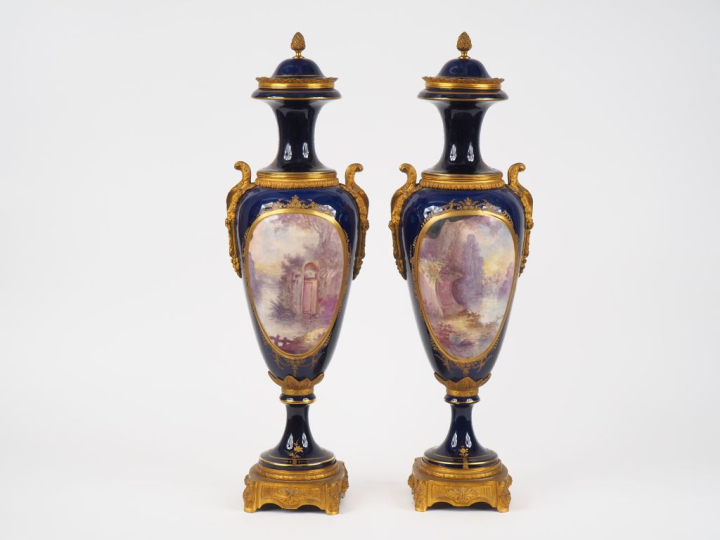 Paire de vases couverts Napoléon III de style Louis XVI en porcelaine 