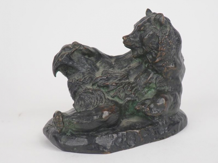 BARYE. "ours assis" n° 2 Sujet en bronze à patine brune Signé  Dim. 10