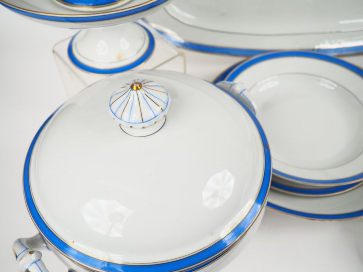 Service de table fin XIXème en porcelaine à décor de liserés bleu roi 