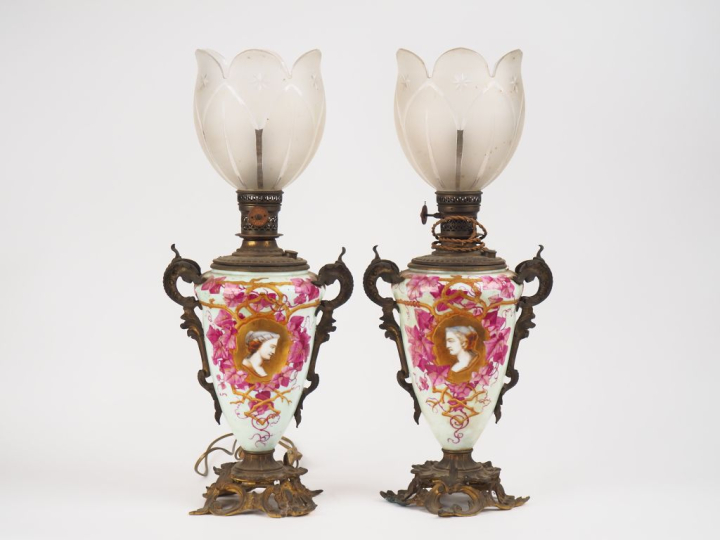 Paire de lampes à pétrole Napoléon III en porcelaine à décor polychrom