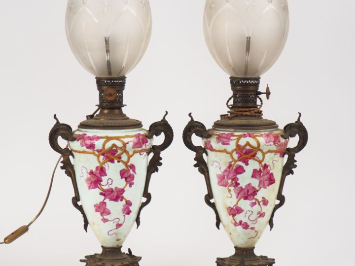 Paire de lampes à pétrole Napoléon III en porcelaine à décor polychrom