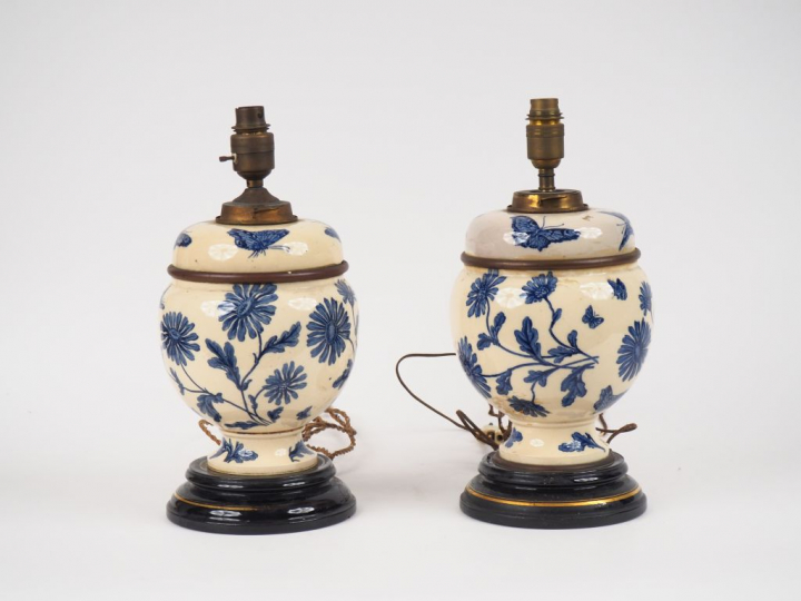 Paire de lampes Napoléon III en faience fine figurant des potiches cou