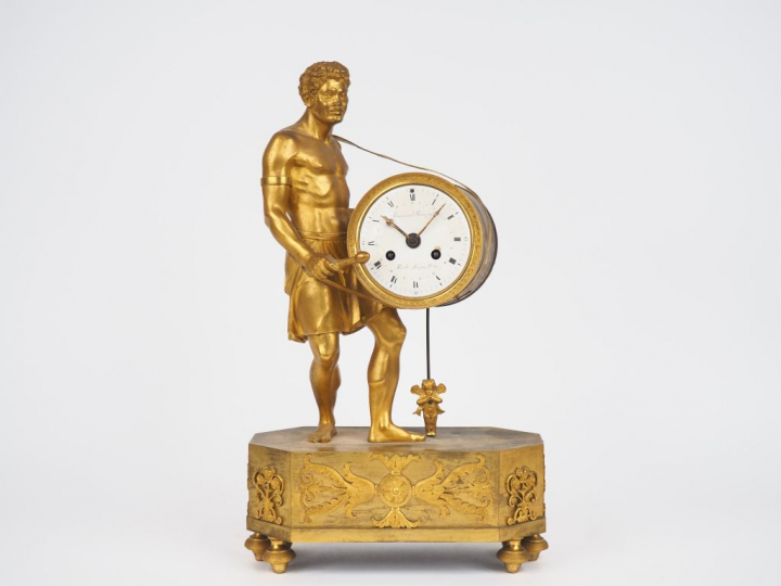 Pendule fin XVIIIème début XIXème en bronze doré à décor d'esclave jou